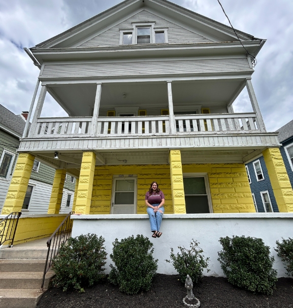 Claire Schomogyi in front of FrancisCorps Volunteer House